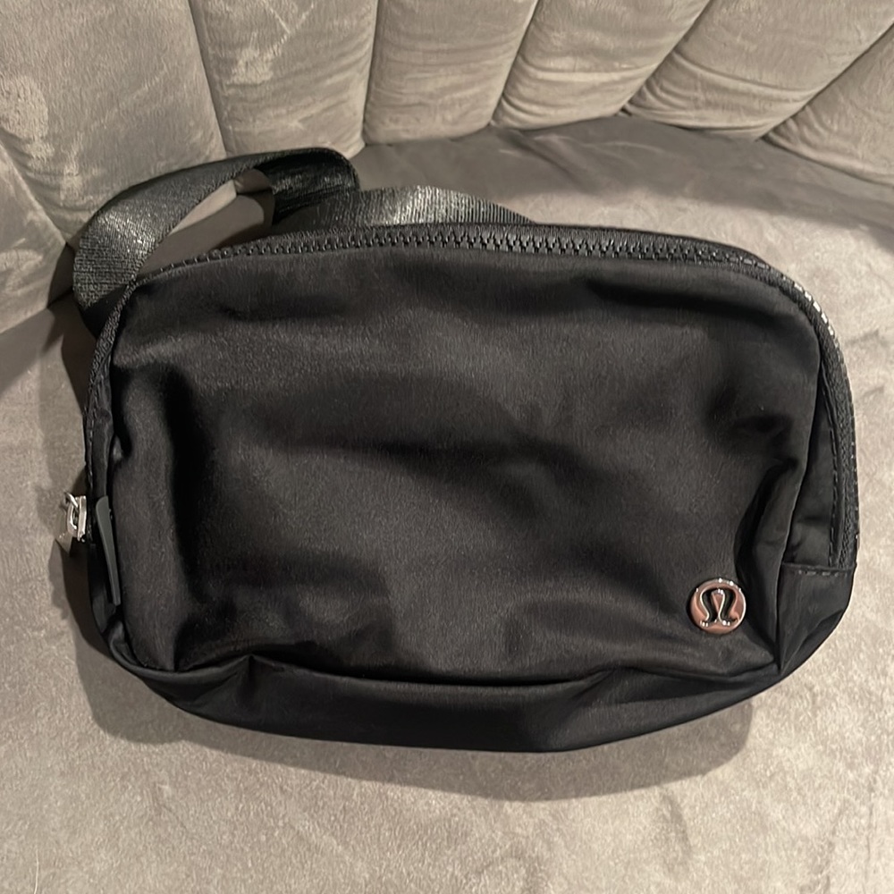 Lululemon Black Everywhere Belt Bag 1L - Picture 7 of 10